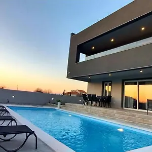 Villa Tia With Heated Pool & Jacuzzi, Murvica (Policnik)
